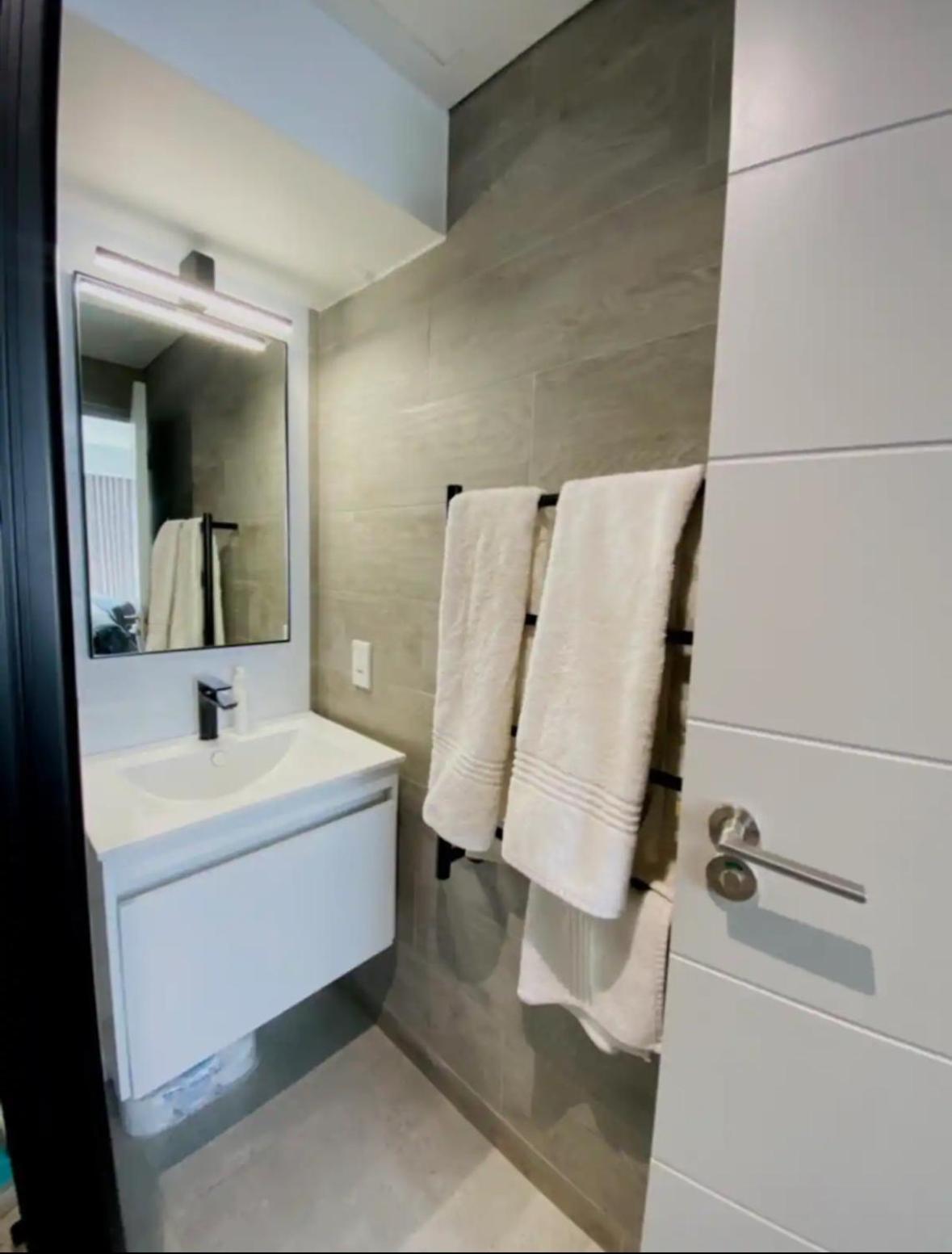 Wink Hotel- Next To Cticc & Best Tourist Location Kaapstad Buitenkant foto