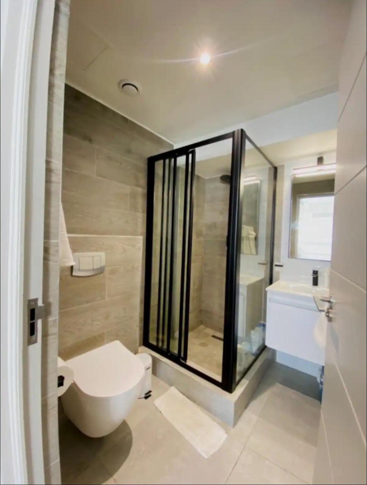 Wink Hotel- Next To Cticc & Best Tourist Location Kaapstad Buitenkant foto